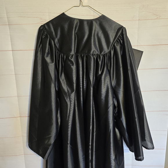 Unisex black graduation cap and gown - Picture 5 of 7